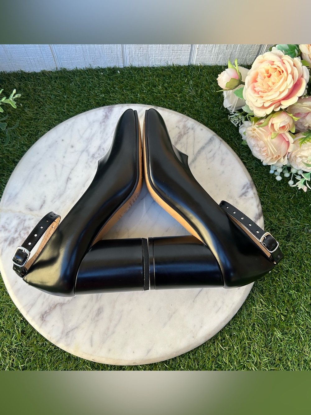MAISON MARGIELA TABI PUMPS IN BLACK
$1,190 women 38.5 US 8.5 gently used - Picture 14 of 17